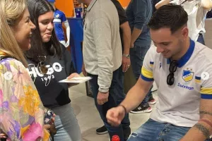 Κοσμοσυρροή στο Orange shop για Γουίλερ - Θεοδώρου (Φώτος)