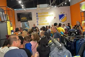 Κοσμοσυρροή στο Orange shop για Γουίλερ - Θεοδώρου (Φώτος)