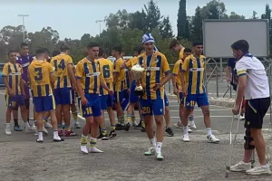 ΑΠΟΕΚ Κ17/ Πανηγύρισαν με... "Για σένα έχω χάσει το μυαλό μου" (Βίντεο)