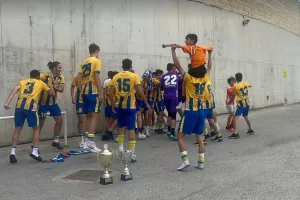 ΑΠΟΕΚ Κ17/ Πανηγύρισαν με... "Για σένα έχω χάσει το μυαλό μου" (Βίντεο)