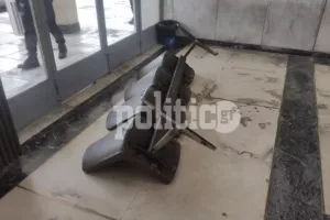 Τέμπη: Επεισόδια στο σταθμό του ΟΣΕ στη Λάρισα σε συγκέντρωση συγγενών των θυμάτων