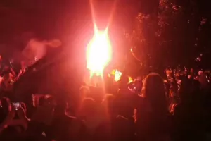 Χαμός... στην "Πλατεία Ηρώων" για τον πρωταθλητή Άρη! (Φώτος)