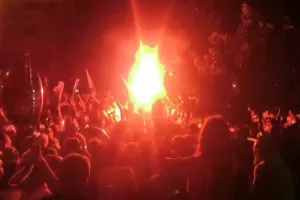 Χαμός... στην "Πλατεία Ηρώων" για τον πρωταθλητή Άρη! (Φώτος)