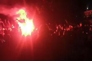 Χαμός... στην "Πλατεία Ηρώων" για τον πρωταθλητή Άρη! (Φώτος)