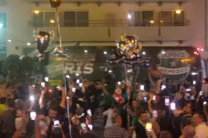Υποδοχή με: "Να τους, να τους, τους πρωταθλητές"! (Φώτος/Βίντεο)