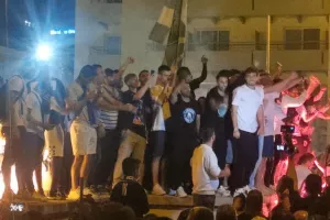 Υποδοχή με: "Να τους, να τους, τους πρωταθλητές"! (Φώτος/Βίντεο)
