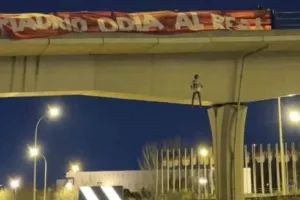 Τέσσερις συλλήψεις για την... κρεμασμένη κούκλα με την φανέλα του Βινίσιους