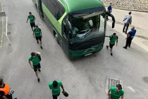 Ομόνοια/ Άφιξη με χειροκρότημα και... ανταπόδοση (Φώτος)
