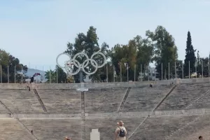 Αποκαθηλώθηκαν οι Ολυμπιακοί κύκλοι από το Παναθηναϊκό Στάδιο λόγω επικίνδυνης κλίσης
