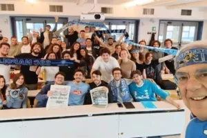 Ο πιο κουλ καθηγητής ρομποτικής γιόρτασε το «σκουντέτο» της Νάπολι με τους φοιτητές του