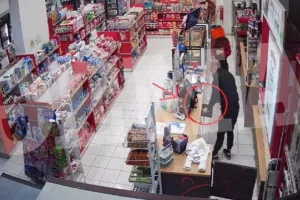 Καρέ – καρέ τη δράση του serial ληστή με το μαχαίρι