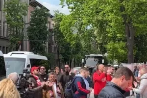 Οι φίλοι του Ολυμπιακού έκαναν... κερκίδα έξω από τη συνέντευξη Τύπου (βίντεο)