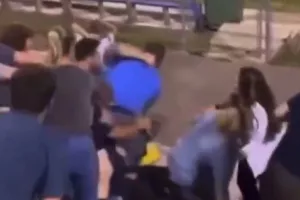 Απίστευτο ξύλο μεταξύ γονέων σε σχολικό αγώνα ποδοσφαίρου