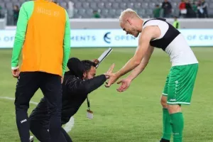 ΦΩΤΟΣ / Υποκλίθηκε σε Κακόριν!