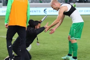 ΦΩΤΟΣ / Υποκλίθηκε σε Κακόριν!