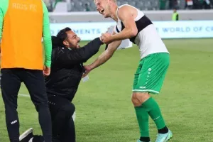 ΦΩΤΟΣ / Υποκλίθηκε σε Κακόριν!