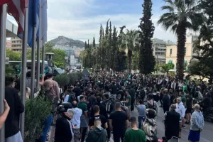 «Πράσινη» τρέλα με… μέτρα έξω από το ξενοδοχείο του Παναθηναϊκού! (βίντεο)