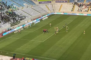 Πέναλτι μέσω on-field review, επανάληψη και… γκολ με Μαρκίνιος 