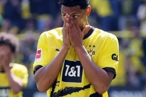 Παγωμένα πρόσωπα στο "Signal Iduna Park" στο 1ο ημίχρονο