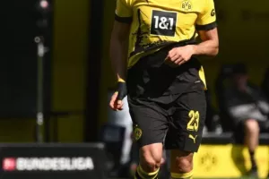 Παγωμένα πρόσωπα στο "Signal Iduna Park" στο 1ο ημίχρονο