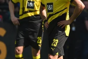 Παγωμένα πρόσωπα στο "Signal Iduna Park" στο 1ο ημίχρονο