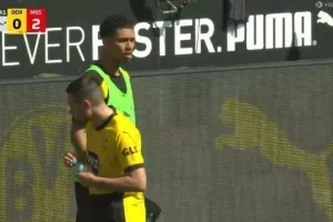 Παγωμένα πρόσωπα στο "Signal Iduna Park" στο 1ο ημίχρονο