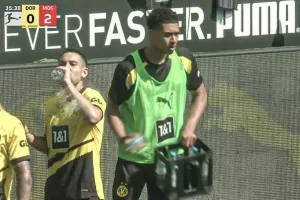 Παγωμένα πρόσωπα στο "Signal Iduna Park" στο 1ο ημίχρονο