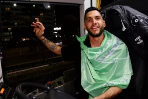 Χαμός... στην "Πλατεία Ηρώων" για τον πρωταθλητή Άρη! (Φώτος)