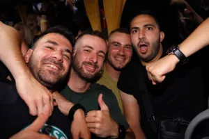 Χαμός... στην "Πλατεία Ηρώων" για τον πρωταθλητή Άρη! (Φώτος)