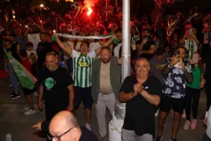 Χαμός... στην "Πλατεία Ηρώων" για τον πρωταθλητή Άρη! (Φώτος)