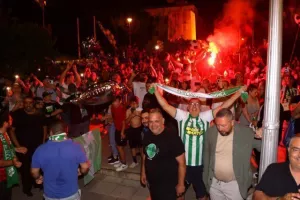 Χαμός... στην "Πλατεία Ηρώων" για τον πρωταθλητή Άρη! (Φώτος)