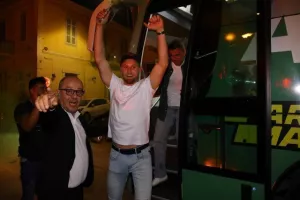 Χαμός... στην "Πλατεία Ηρώων" για τον πρωταθλητή Άρη! (Φώτος)