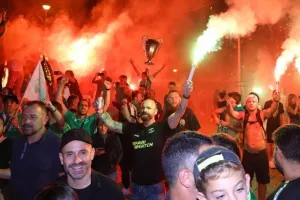 Χαμός... στην "Πλατεία Ηρώων" για τον πρωταθλητή Άρη! (Φώτος)