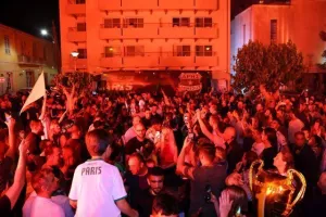 Χαμός... στην "Πλατεία Ηρώων" για τον πρωταθλητή Άρη! (Φώτος)