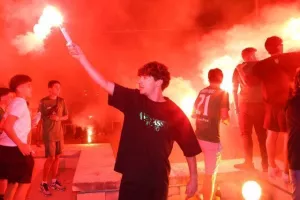Χαμός... στην "Πλατεία Ηρώων" για τον πρωταθλητή Άρη! (Φώτος)