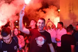 Χαμός... στην "Πλατεία Ηρώων" για τον πρωταθλητή Άρη! (Φώτος)
