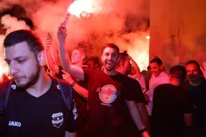 Χαμός... στην "Πλατεία Ηρώων" για τον πρωταθλητή Άρη! (Φώτος)