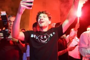 Χαμός... στην "Πλατεία Ηρώων" για τον πρωταθλητή Άρη! (Φώτος)