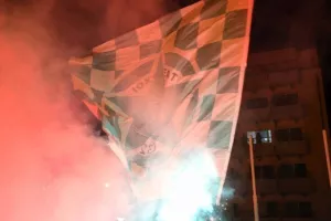 Χαμός... στην "Πλατεία Ηρώων" για τον πρωταθλητή Άρη! (Φώτος)