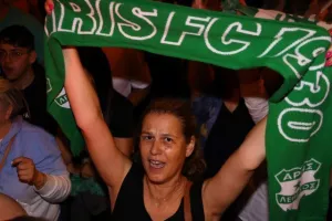 Χαμός... στην "Πλατεία Ηρώων" για τον πρωταθλητή Άρη! (Φώτος)