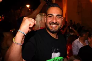 Χαμός... στην "Πλατεία Ηρώων" για τον πρωταθλητή Άρη! (Φώτος)