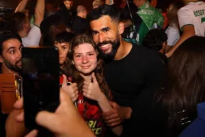 Χαμός... στην "Πλατεία Ηρώων" για τον πρωταθλητή Άρη! (Φώτος)