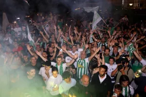 Χαμός... στην "Πλατεία Ηρώων" για τον πρωταθλητή Άρη! (Φώτος)