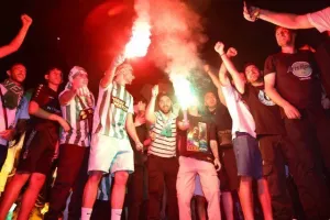 Χαμός... στην "Πλατεία Ηρώων" για τον πρωταθλητή Άρη! (Φώτος)