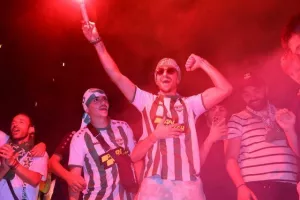 Χαμός... στην "Πλατεία Ηρώων" για τον πρωταθλητή Άρη! (Φώτος)