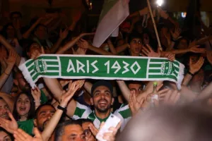 Χαμός... στην "Πλατεία Ηρώων" για τον πρωταθλητή Άρη! (Φώτος)
