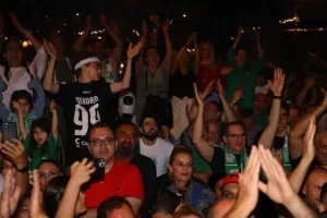 Χαμός... στην "Πλατεία Ηρώων" για τον πρωταθλητή Άρη! (Φώτος)
