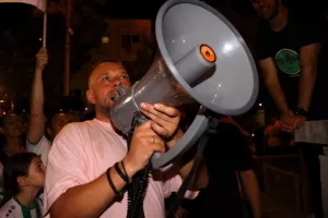 Χαμός... στην "Πλατεία Ηρώων" για τον πρωταθλητή Άρη! (Φώτος)