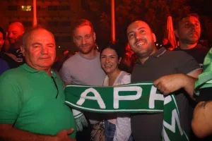 Χαμός... στην "Πλατεία Ηρώων" για τον πρωταθλητή Άρη! (Φώτος)