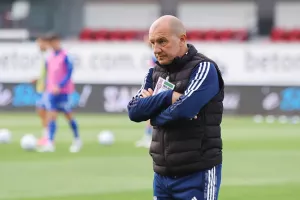Νέα Σαλαμίνα - Ανόρθωση: "Γαλανόλευκο" το Βαρωσιώτικο (φώτος)